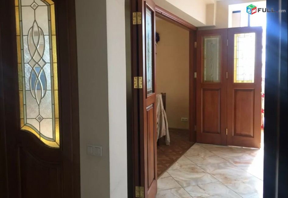 LA01887  Վարձով 3 սենյականոց բնակարան Արամ Խաչատրյան ,  KFC -ի հետնամասում 