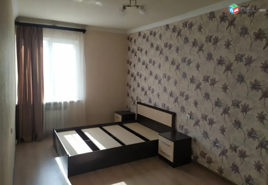 LA03957 Վարձով 3 սենյականոց բնակարան Արամ Խաչատրյան փողոցում