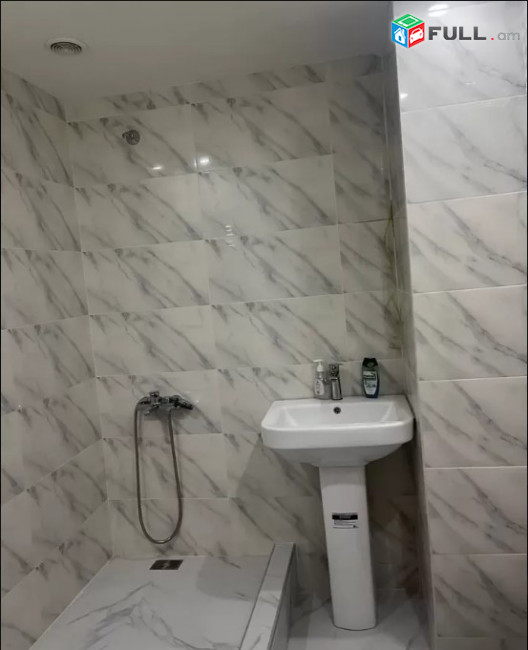 LA03991 Վարձով 2 սենյականոց բնակարան Վիկտոր Համբարձումյան փողոցում 