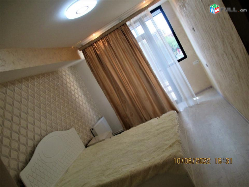 LA03991 Վարձով 2 սենյականոց բնակարան Վիկտոր Համբարձումյան փողոցում 