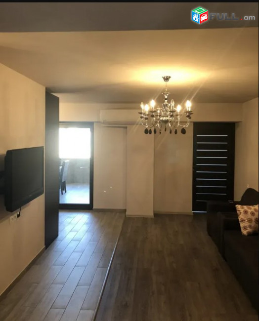 LA04285  Վարձով 3 սենյականոց բնակարան Աբովյան փողոց , ՛Փարիզյան սուրճ՛՛ սրճարանի դիմաց