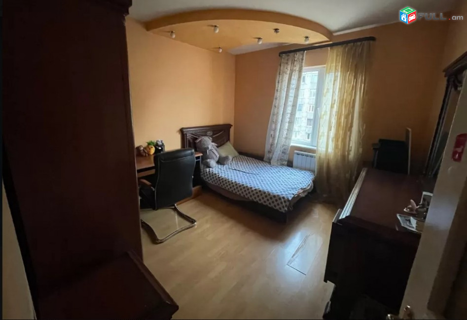 LA04354 Վարձով 4 սենյականոց բնակարան Վարդանանց փողոցում 