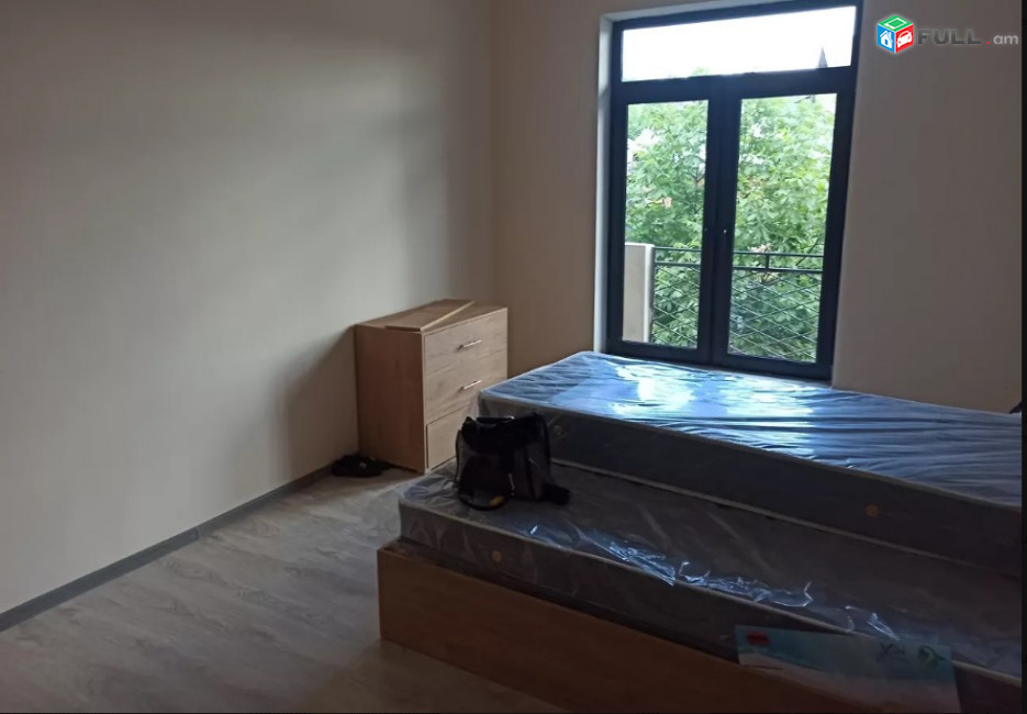 LA01390 Վարձով 3 սենյականոց բնակարան Վարդանանց փողոցում 