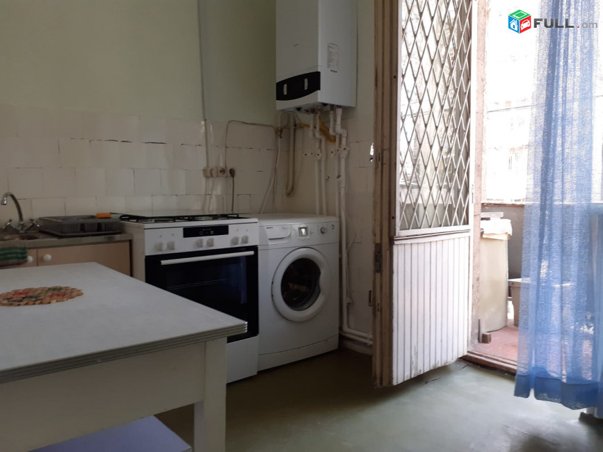 LA04422 Վարձով 2 սենյակ և փակ պատշգամբ Արամ Խաչատրյան փողոցում