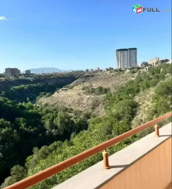 LA04630 Վարձով 8 սենյականոց առանձնատուն   Բարբյուս փողոցում (Բլուր թաղամաս) 