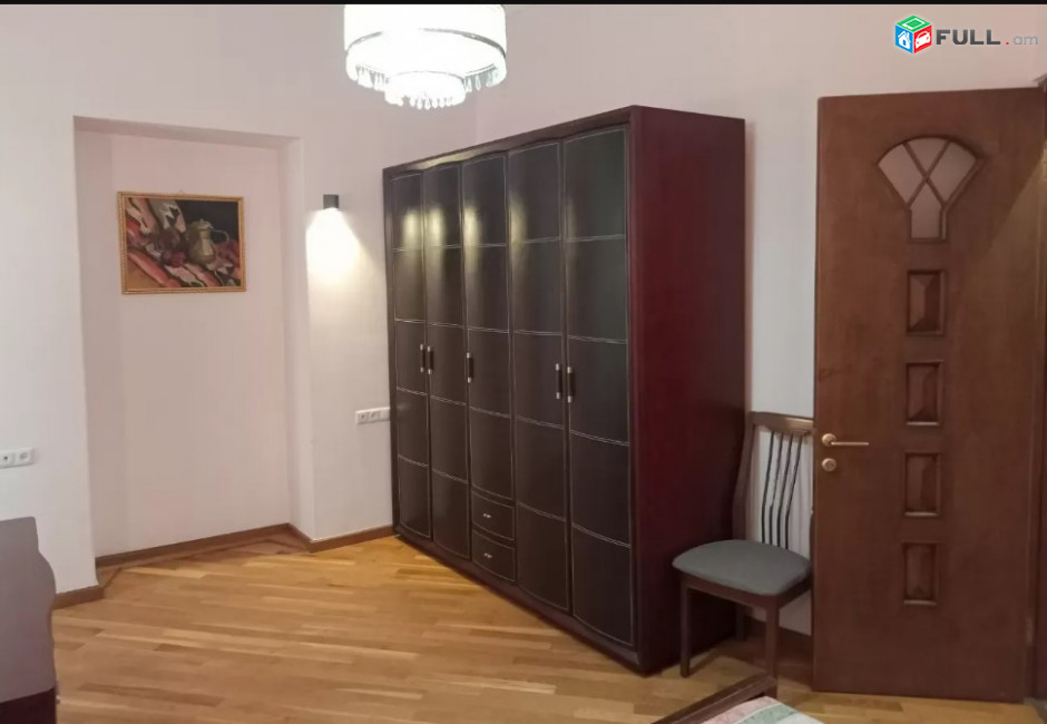 LA04689  Վարձով 3  սենյականոց բնակարան Վարդանանց փողոցում