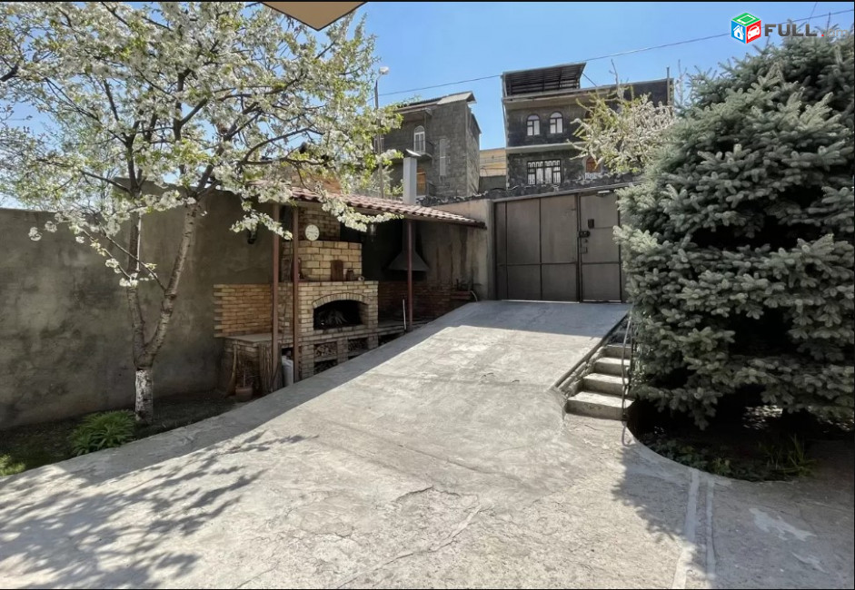 LA04098  Վարձով  6 սենյականոց 4  հարկանի քարե տուն Կոնդի փողոցում կենտրոն