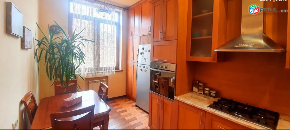 LA04968  Վարձով 3 սենյականոց բնակարան Հանրապետության փողոցում 