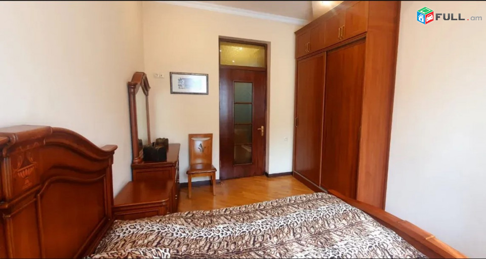 LA04968  Վարձով 3 սենյականոց բնակարան Հանրապետության փողոցում 
