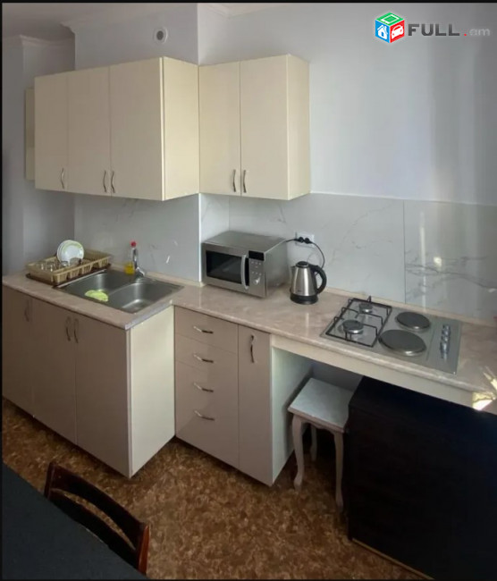 LA05524  Օրավարձով  4 սենյականոց բնակարան Արամի փողոց , նորակառույց շենք