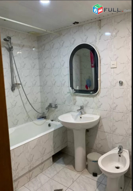 LA06641 Վարձով 3 սենյականոց բնակարան Վարդանանց փողոց , Հրապարակի մոտ