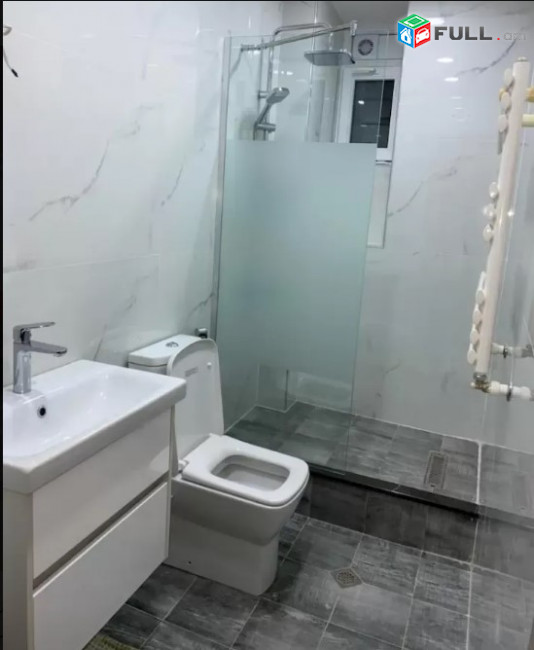 LA06686 Վարձով 3 սենյականոց բնակարան Հանրապետության փողոցում 