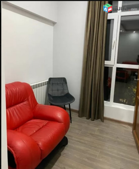 LA06686 Վարձով 3 սենյականոց բնակարան Հանրապետության փողոցում 
