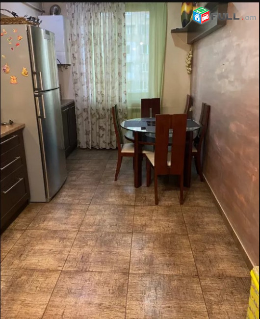 LA06763 Վարձով 3 սենյականոց բնակարան Ամիրյան փողոցում 
