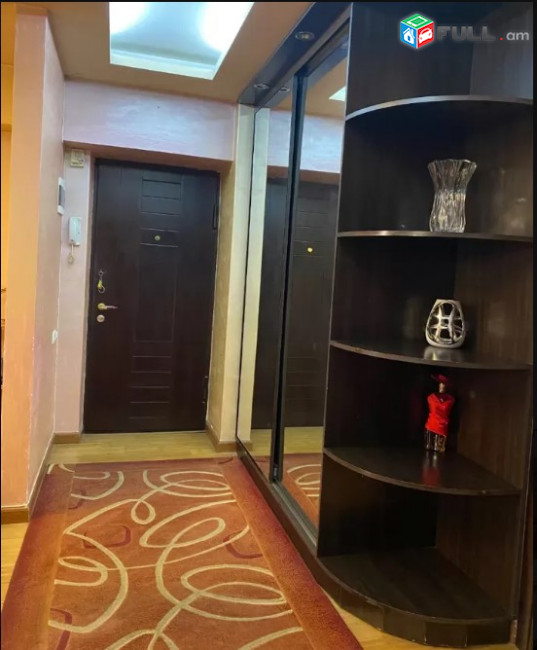LA06763 Վարձով 3 սենյականոց բնակարան Ամիրյան փողոցում 