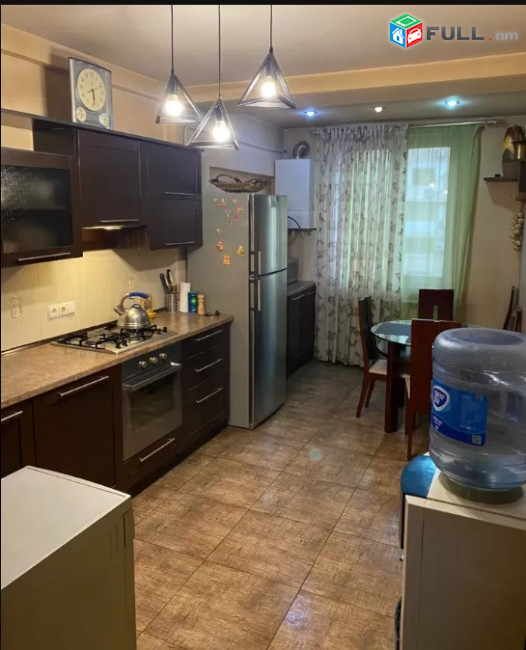 LA06763 Վարձով 3 սենյականոց բնակարան Ամիրյան փողոցում 