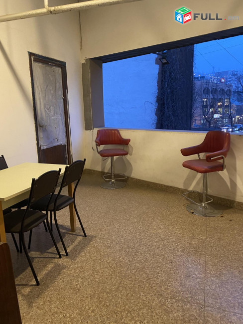 LA06821 Վարձով 3 հարկանի սեփական տան 3 -րդ հարկ Բաղրամյան փողոցում 