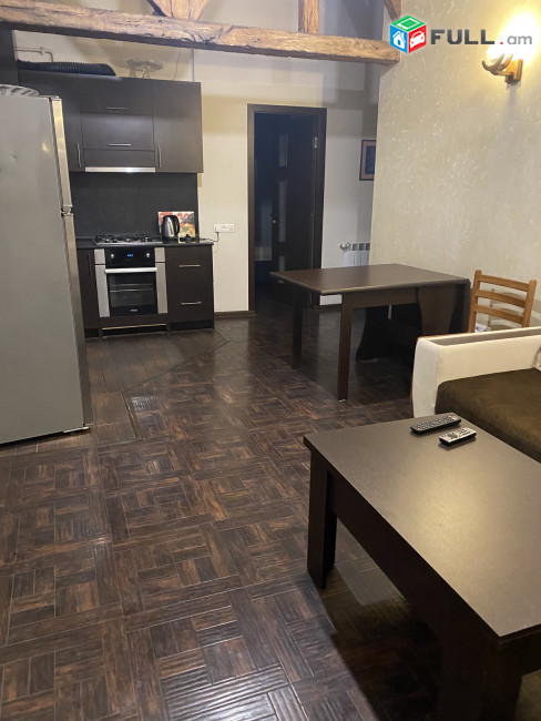 LA06821 Վարձով 3 հարկանի սեփական տան 3 -րդ հարկ Բաղրամյան փողոցում 