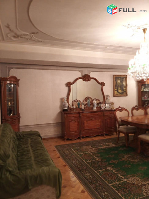 LA06827 Վարձով 3 սենյականոց բնակարան Երվանդ Քոչար փողոցում 