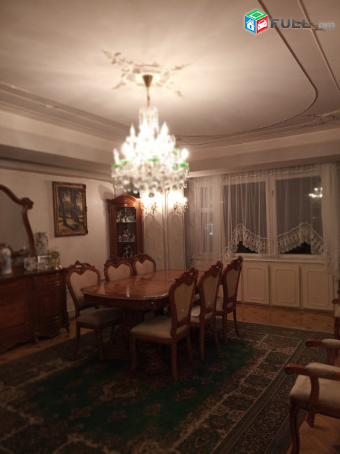 LA06827 Վարձով 3 սենյականոց բնակարան Երվանդ Քոչար փողոցում 