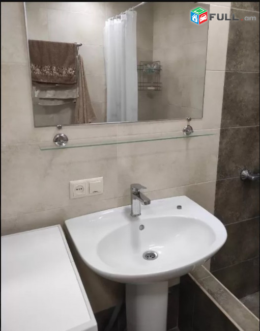 LA06894 Վարձով 3 սենյականոց բնակարան Նալբանդյան փողոց , նորակառույց շենք