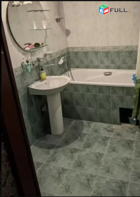 LA07182 Վարձով 3 սենյականոց բնակարան Արամ Խաչատրյան փողոցում 