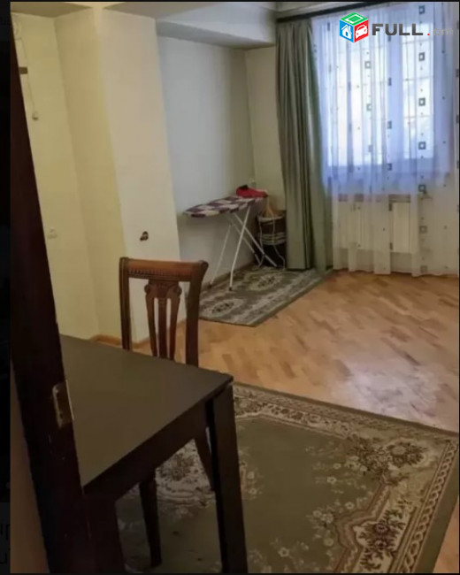 LA07182 Վարձով 3 սենյականոց բնակարան Արամ Խաչատրյան փողոցում 