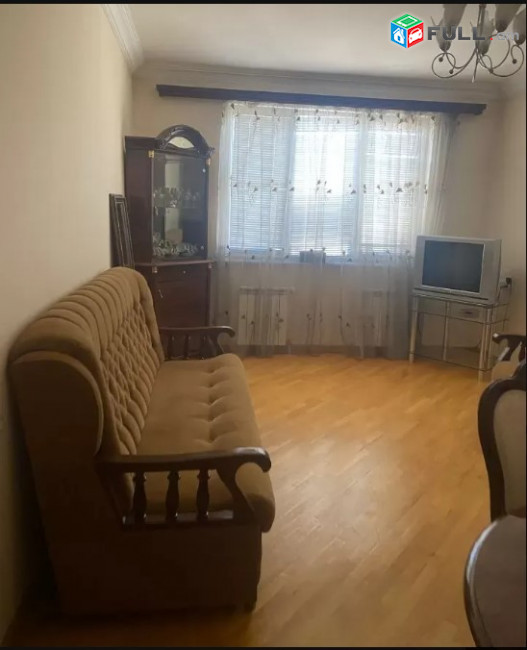 LA07183 Վարձով 3 սենյականոց բնակարան Երվանդ Քոչար փողոցում