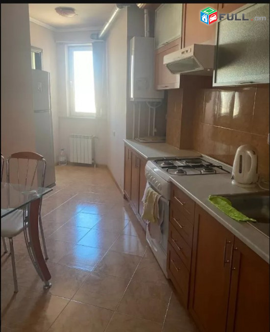 LA07183 Վարձով 3 սենյականոց բնակարան Երվանդ Քոչար փողոցում