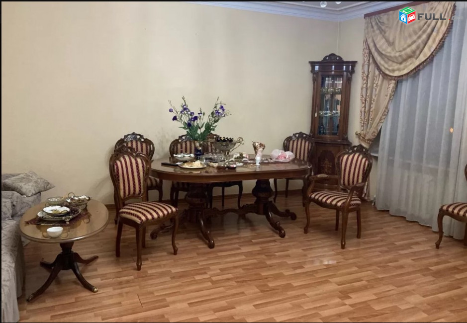 LA07184 Վարձով 3 սենյականոց բնակարան Աբովյան փողոցում 