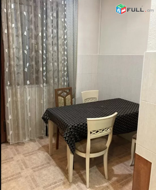 LA07184 Վարձով 3 սենյականոց բնակարան Աբովյան փողոցում 