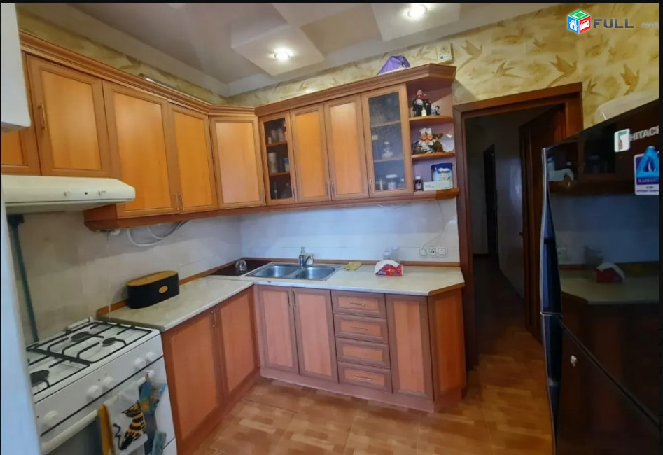 LA07221 Վարձով 3 սենյականոց բնակարան Աբովյան փողոց , Անի հյուրանոցի բակում
