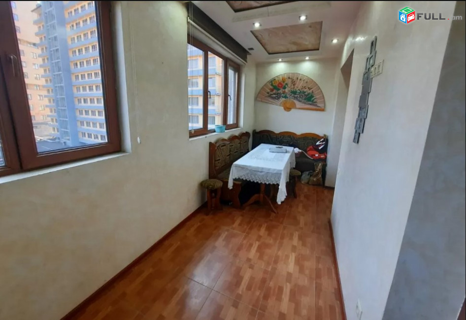 LA07221 Վարձով 3 սենյականոց բնակարան Աբովյան փողոց , Անի հյուրանոցի բակում