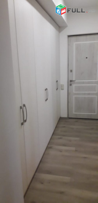 LA07303 Վարձով 3 սենյականոց բնակարան Վարդանանց  փողոցում 