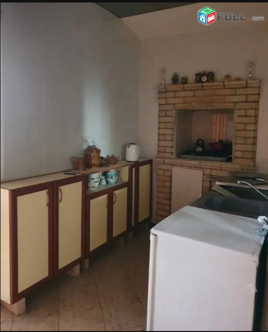 LA07406 Վարձով 2 սենյականոց բնակարան Չարենցի փողոցում 
