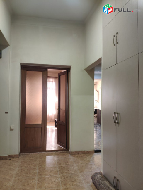 LA07537 Վարձով 3 սենյականոց բնակարան Ամիրյան փողոցում 