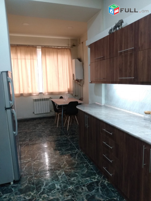 LA07537 Վարձով 3 սենյականոց բնակարան Ամիրյան փողոցում 