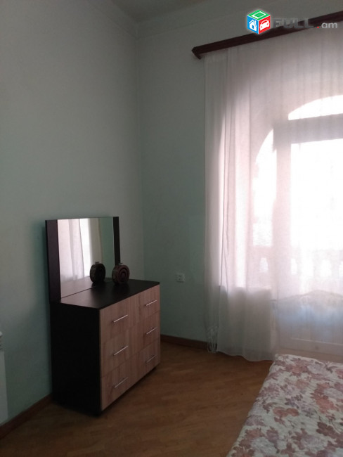 LA07537 Վարձով 3 սենյականոց բնակարան Ամիրյան փողոցում 