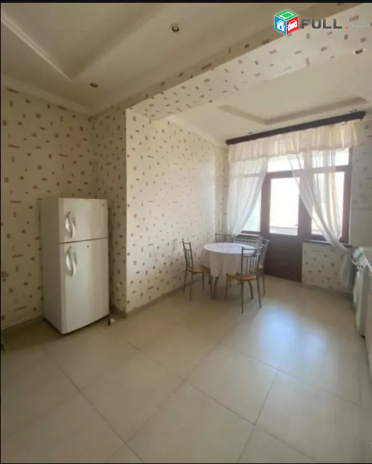 LA07762 Վարձով 3 սենյականոց բնակարան Պարոնյան փողոցում 