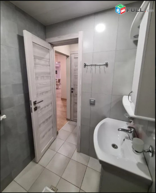 LA07794 Վարձով 3 սենյականոց բնակարան Երվանդ Քոչար փողոցում 