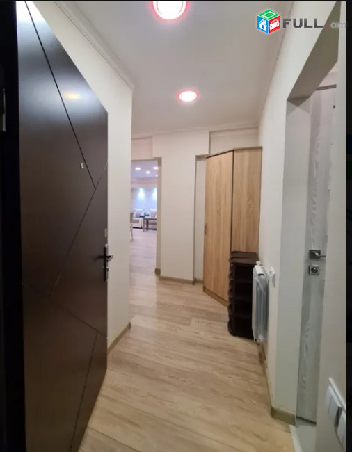 LA07794 Վարձով 3 սենյականոց բնակարան Երվանդ Քոչար փողոցում 
