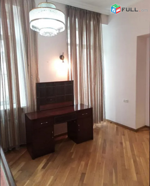 LA07799 Վարձով 3 սենյականոց բնակարան Վարդանանց փողոցում 