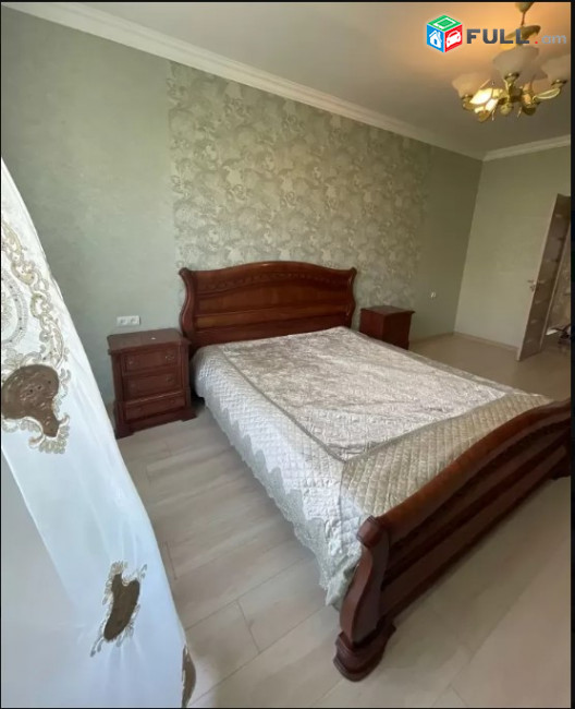 LA07805 Վարձով 3 սենյականոց բնակարան Աբովյան փողոց , Անի հյուրանոցի բակում 