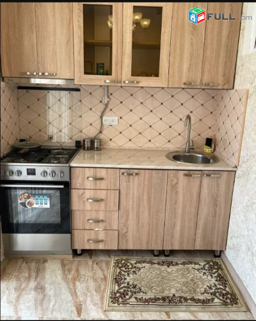 LA07805 Վարձով 3 սենյականոց բնակարան Աբովյան փողոց , Անի հյուրանոցի բակում 
