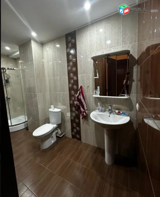 LA07900 Վարձով 3 սենյականոց բնակարան Մաշտոցի պողոտա , նորակառույց շենք