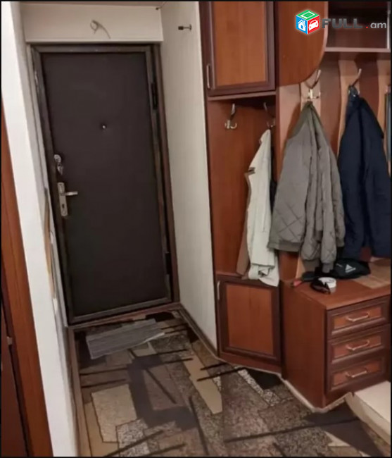 LA07902 Վարձով 3 սենյականոց բնակարան Արամ Խաչատրյան փողոցում 