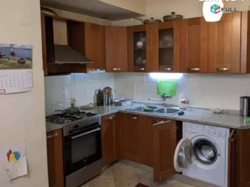 LA07902 Վարձով 3 սենյականոց բնակարան Արամ Խաչատրյան փողոցում 