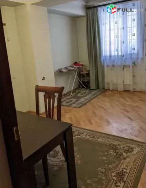 LA07902 Վարձով 3 սենյականոց բնակարան Արամ Խաչատրյան փողոցում 