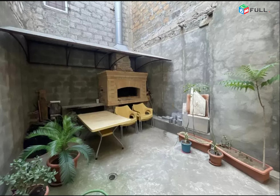 LA08008 Վարձով 5 սենյականոց  3  հարկանի քարե տուն Օստրովսկու փողոցում կենտրոնում