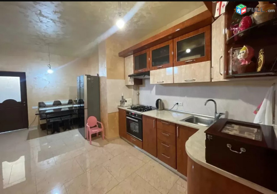LA08008 Վարձով 5 սենյականոց  3  հարկանի քարե տուն Օստրովսկու փողոցում կենտրոնում